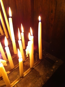 Kaarsen in een kerkje in Maastricht.